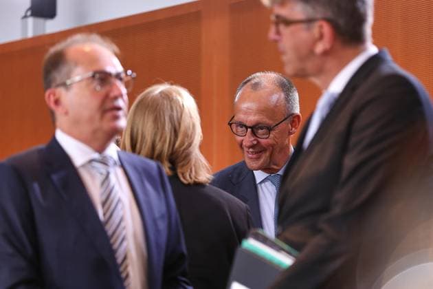 Berlin, Deutschland, 03.06.2026: Bundeskanzleramt: 47. Kabinettssitzung: Bundeskanzler Friedrich Merz (CDU) begrüßt Bundesministerin für Arbeit und Soziales Bärbel Bas (SPD), davor Bundesminister des Innern Alexander Dobrindt (CSU) und Wolfram Weimer *** Berlin, Germany, 03 06 2026 Federal Chancellery 47 Cabinet meeting Federal Chancellor Friedrich Merz CDU welcomes Federal Minister of Labor and Social Affairs Bärbel Bas SPD , preceded by Federal Minister of the Interior Alexander Dobrindt CSU and Wolfram Weimer Copyright: xdtsxNachrichtenagenturx dts_121776