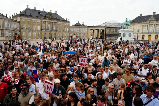 Denmark Government Spectators at Amalienborg Castle in Copenhagen, Wednesday, June 3, 2026. Denmark s new four-leaf clover government consisting of the Social Democrats, The Socialist People s Party, The Social Liberal Party and the Moderates will be introduced to the king Wednesday. (Photo: Ida Marie Odgaard Scanpix 2026) , Copenhagen Denmark *** Denmark Government Spectators at Amalienborg Castle in Copenhagen, Wednesday, June 3, 2026 Denmark s new four leaf clover government consisting of the Social Democrats, The Socialist People s Party, The Social Liberal Party and the Moderates will be introduced to the king Wednesday Photo Ida Marie Odgaard Scanpix 2026 , Copenhagen Denmark  Copyright: MadsxClausxRasmussenx spdk20260603-101955-L