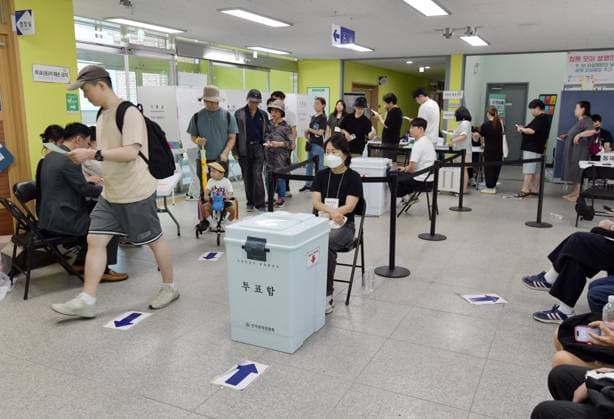 South Korea holds nationwide local elections Voters line up as they wait to cast their votes at a polling station set up in a high school during South Korea s 9th Nationwide Local Elections and National Assembly by-elections in Seoul, South Korea, June 3, 2026. Voting got underway at more than 14,200 polling stations across the country. Seoul South Korea  Copyright: xMatrixxImagesx xKwakxKyung-keunx