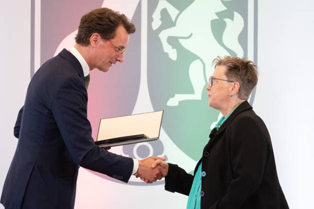 Hendrik WUEST, Wüst, CDU, Ministerpraesident des Landes Nordrhein-Westfalen, zeichnet Heike KIVELITZ aus, Ministerpraesident Hendrik WUEST zeichnet Buergerinnen und Buerger aus Nordrhein-Westfalen fuer ihr aussergewoehnliches Engagement fuer die Gesellschaft mit dem Verdienstorden des Landes aus, Verleihung des Verdienstordens des Landes Nordrhein-Westfalen in Duesseldorf am 02.06.2026 *** Hendrik WUEST, Wüst, CDU, State Premier of North Rhine-Westphalia, honors Heike KIVELITZ, State Premier Hendrik WUEST honors citizens of North Rhine-Westphalia for their extraordinary commitment to society with the Order of Merit of the State of North Rhine-Westphalia, Award of the Order of Merit of the State of North Rhine-Westphalia in Duesseldorf o