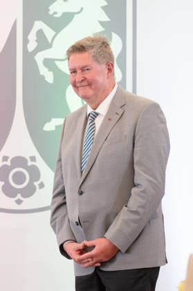 Reinhard KLENKE, halbe Figur, Halbfigur, halber Koerper, Ministerpraesident Hendrik WUEST zeichnet Buergerinnen und Buerger aus Nordrhein-Westfalen fuer ihr aussergewoehnliches Engagement fuer die Gesellschaft mit dem Verdienstorden des Landes aus, Verleihung des Verdienstordens des Landes Nordrhein-Westfalen in Duesseldorf am 02.06.2026 *** Reinhard KLENKE, half figure, half body, State Premier Hendrik WUEST honors citizens of North Rhine-Westphalia for their extraordinary commitment to society with the Order of Merit of the State of North Rhine-Westphalia, Award of the Order of Merit of the State of North Rhine-Westphalia in Duesseldorf on 02 06 2026