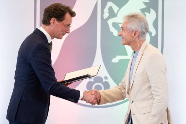 Hendrik WUEST, Wüst, CDU, Ministerpraesident des Landes Nordrhein-Westfalen, zeichnet Reinhard SCHMIDT mit dem Verdienstorden aus, Ministerpraesident Hendrik WUEST zeichnet Buergerinnen und Buerger aus Nordrhein-Westfalen fuer ihr aussergewoehnliches Engagement fuer die Gesellschaft mit dem Verdienstorden des Landes aus, Verleihung des Verdienstordens des Landes Nordrhein-Westfalen in Duesseldorf am 02.06.2026 *** Hendrik WUEST, Wüst, CDU, State Premier of North Rhine-Westphalia, honors Reinhard SCHMIDT with the Order of Merit, State Premier Hendrik WUEST honors citizens of North Rhine-Westphalia for their extraordinary commitment to society with the Order of Merit of the State of North Rhine-Westphalia, Award of the Order of Merit of t
