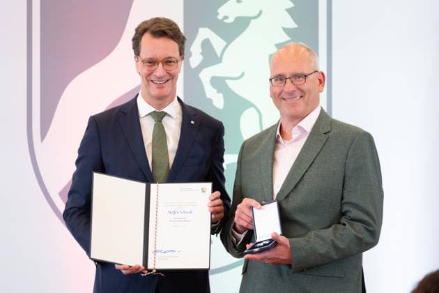 Hendrik WUEST, Wüst, CDU, Ministerpraesident des Landes Nordrhein-Westfalen, zeichnet Steffen SCHWAB mit dem Verdienstorden aus, Ministerpraesident Hendrik WUEST zeichnet Buergerinnen und Buerger aus Nordrhein-Westfalen fuer ihr aussergewoehnliches Engagement fuer die Gesellschaft mit dem Verdienstorden des Landes aus, Verleihung des Verdienstordens des Landes Nordrhein-Westfalen in Duesseldorf am 02.06.2026 *** Hendrik WUEST, Wüst, CDU, State Premier of North Rhine-Westphalia, honors Steffen SCHWAB with the Order of Merit, State Premier Hendrik WUEST honors citizens of North Rhine-Westphalia for their extraordinary commitment to society with the Order of Merit of the State of North Rhine-Westphalia, Award of the Order of Merit of the S