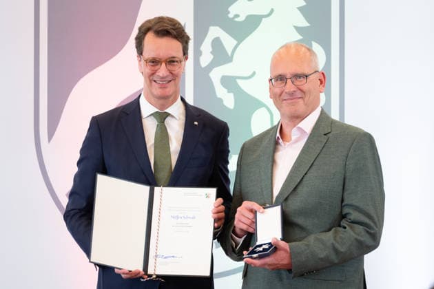 Hendrik WUEST, Wüst, CDU, Ministerpraesident des Landes Nordrhein-Westfalen, zeichnet Steffen SCHWAB mit dem Verdienstorden aus, Ministerpraesident Hendrik WUEST zeichnet Buergerinnen und Buerger aus Nordrhein-Westfalen fuer ihr aussergewoehnliches Engagement fuer die Gesellschaft mit dem Verdienstorden des Landes aus, Verleihung des Verdienstordens des Landes Nordrhein-Westfalen in Duesseldorf am 02.06.2026 *** Hendrik WUEST, Wüst, CDU, State Premier of North Rhine-Westphalia, honors Steffen SCHWAB with the Order of Merit, State Premier Hendrik WUEST honors citizens of North Rhine-Westphalia for their extraordinary commitment to society with the Order of Merit of the State of North Rhine-Westphalia, Award of the Order of Merit of the S