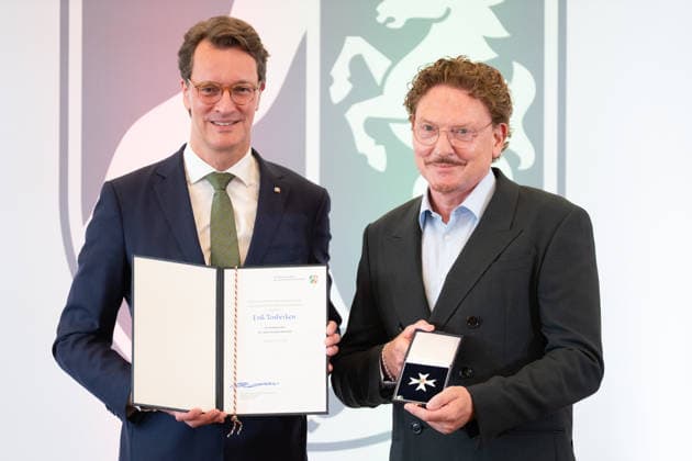 Hendrik WUEST, Wüst, CDU, Ministerpraesident des Landes Nordrhein-Westfalen, zeichnet den Apotheker Erik TENBERKEN mit dem Verdienstorden aus, Ministerpraesident Hendrik WUEST zeichnet Buergerinnen und Buerger aus Nordrhein-Westfalen fuer ihr aussergewoehnliches Engagement fuer die Gesellschaft mit dem Verdienstorden des Landes aus, Verleihung des Verdienstordens des Landes Nordrhein-Westfalen in Duesseldorf am 02.06.2026 *** Hendrik WUEST, Wüst, CDU, State Premier of North Rhine-Westphalia, honors pharmacist Erik TENBERKEN with the Order of Merit, State Premier Hendrik WUEST honors citizens of North Rhine-Westphalia for their extraordinary commitment to society with the Order of Merit of the State of North Rhine-Westphalia, Award of th