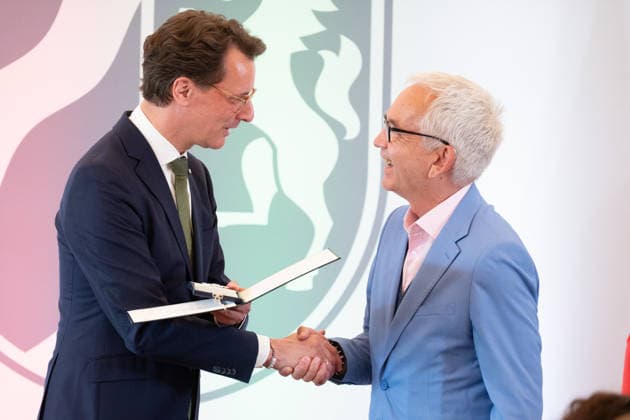 Hendrik WUEST, Wüst, CDU, Ministerpraesident des Landes Nordrhein-Westfalen, zeichnet Claus VINCON, Schauspieler, , mit dem Verdienstorden aus, Ministerpraesident Hendrik WUEST zeichnet Buergerinnen und Buerger aus Nordrhein-Westfalen fuer ihr aussergewoehnliches Engagement fuer die Gesellschaft mit dem Verdienstorden des Landes aus, Verleihung des Verdienstordens des Landes Nordrhein-Westfalen in Duesseldorf am 02.06.2026 *** Hendrik WUEST, Wüst, CDU, State Premier of North Rhine-Westphalia, honors Claus VINCON, actor, with the Order of Merit, State Premier Hendrik WUEST honors citizens of North Rhine-Westphalia for their extraordinary commitment to society with the Order of Merit of the State of North Rhine-Westphalia, Award of the Ord