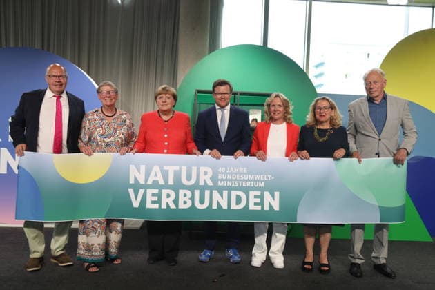 Peter Altmaier, Barbara Hendricks, Angela Merkel, Carsten Schneider, Steffi Lemke, Svenja Schulze und Jürgen Trittin beim Festakt Seit 40 Jahren NaturVerbunden zum 40. Jubiläum des Bundesumweltministeriums im CafÃ Moskau. Berlin, 02.06.2026 *** Peter Altmaier, Barbara Hendricks, Angela Merkel, Carsten Schneider, Steffi Lemke, Svenja Schulze and Jürgen Trittin at the ceremony celebrating 40 years of NaturVerbunden to mark the 40th anniversary of the Federal Environment Ministry at CafÃ Moscow Berlin, 02 06 2026 Copyright: xAgenturxMatthiasxWehnertx xM.xGränzdörferx