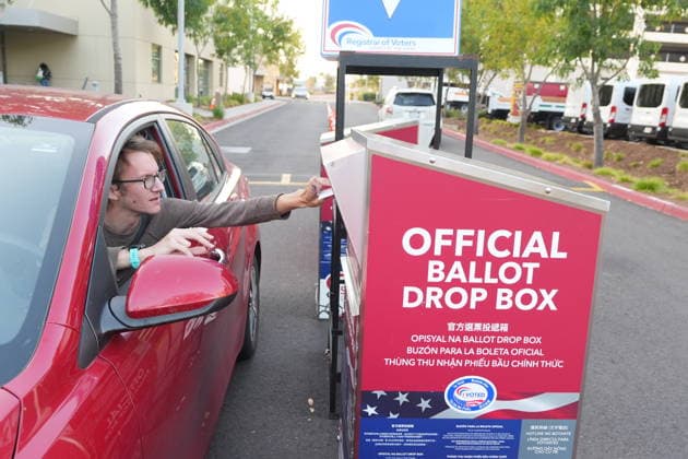 June 2, 2026, San Dieho, California, United States: A person votes via the drive-thru drop box at the San Diego County Registrar of Voters office during California™s primary election. Voters across California cast ballots in races ranging from local offices to statewide contests, including the closely watched gubernatorial primary that will help determine who advances in the race to succeed California Governor. As ballots continue to arrive and be verified throughout Election Day, election officials work to tabulate results while ensuring the accuracy and security of the voting process ahead of the November general election. San Dieho United States  - ZUMAs197 20260602_aaa_s197_242 Copyright: xMichaelxHoxWaixLeex