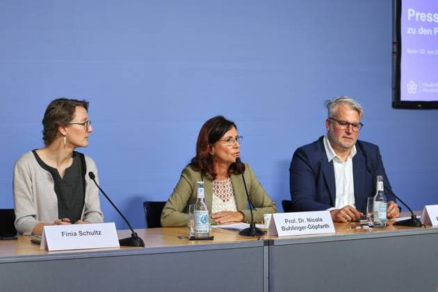 Berlin, Deutschland, 03.06.2026: Haus der Bundespressekonferenz: Pressekonferenz: Hausärztinnen- und Hausärzteverband - Start der Protestmaßnahmen der hausärztlichen Praxen anlässlich des GKV-Spargesetzes: L-R Finia Schultz, Nicola Buhlinger-Göpfarth, Markus Blumenthal-Beier *** Berlin, Germany, 03 06 2026 Haus der Bundespressekonferenz Press conference General practitioners association Launch of protest measures by general practitioners on the occasion of the GKV savings law L R Finia Schultz, Nicola Buhlinger Göpfarth, Markus Blumenthal Beier Copyright: xdtsxNachrichtenagenturx dts_121819