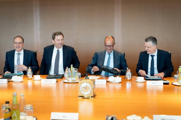 Kabinettsitzung, Bundesregierung, Auftakt Auftakt, Kabinettsitzung, Bundesregierung, Bundeskanzler, Friedrich Merz, Kanzleramtsminister, Thorsten Frei, Lars Klingbeil, Bundesfinanzminister, Vizekanzler, Alexander Dobrindt, Bundesinnenminister Berlin Berlin GER *** Cabinet meeting, Federal Government, Kick-off Kick-off, Cabinet meeting, Federal Government, Federal Chancellor, Friedrich Merz, Minister of the Chancellery, Thorsten Frei, Lars Klingbeil, Federal Minister of Finance, Vice-Chancellor, Alexander Dobrindt, Federal Minister of the Interior Berlin Berlin GER