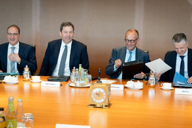 Kabinettsitzung, Bundesregierung, Auftakt Auftakt, Kabinettsitzung, Bundesregierung, Bundeskanzler, Friedrich Merz, Kanzleramtsminister, Thorsten Frei, Lars Klingbeil, Bundesfinanzminister, Vizekanzler, Alexander Dobrindt, Bundesinnenminister Berlin Berlin GER *** Cabinet meeting, Federal Government, Kick-off Kick-off, Cabinet meeting, Federal Government, Federal Chancellor, Friedrich Merz, Minister of the Chancellery, Thorsten Frei, Lars Klingbeil, Federal Minister of Finance, Vice-Chancellor, Alexander Dobrindt, Federal Minister of the Interior Berlin Berlin GER