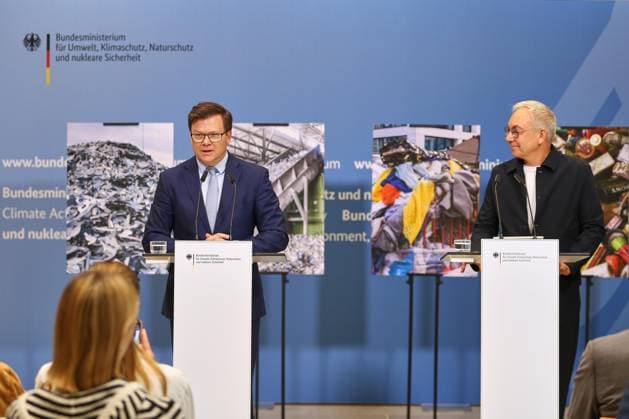 Berlin, Deutschland, 03.06.2026: Umweltministerium: Pressestatement: Aktionsprogramm Nationale Kreislaufwirtschaftsstrategie: Bundesminister für Umwelt, Klimaschutz, Naturschutz und nukleare Sicherheit Carsten Schneider (SPD) und Reiner Sojka, Gründer und Geschäftsführer, Accurec *** Berlin, Germany, 03 06 2026 Ministry of the Environment Press Statement Action Program National Circular Economy Strategy Federal Minister for the Environment, Climate Protection, Nature Conservation and Nuclear Safety Carsten Schneider SPD and Reiner Sojka, Founder and Managing Director, Accurec Copyright: xdtsxNachrichtenagenturx dts_121839
