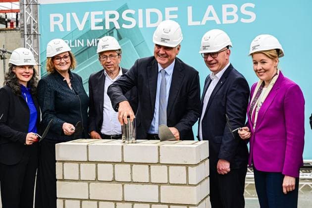 Biotech: Grundsteinlegung Riverside Lab mit Giffey, Wegner CharitÃ Vorstand ** NUR FÜR REDAKTIONELLE ZWECKE ** EDITORIAL USE ONLY **<p>Biotech: Grundsteinlegung Riverside Lab mit Giffey, Wegner CharitÃ Vorstand, fotografiert am 03.06.2026 in Berlin. Berlin Berlin Berlin Copyright: MaurizioxGambarini *** Biotech groundbreaking ceremony Riverside Lab with Giffey, Wegner Charité board FOR EDITORIAL PURPOSES ONLY p Biotech groundbreaking ceremony Riverside Lab with Giffey, Wegner Charité board, photographed on 03 06 2026 in Berlin Berlin Berlin Berlin Copyright MaurizioxGambarini Copyright: MaurizioxGambarini doc864jyilzo68s9it92ok ,EDITORIAL USE ONLY