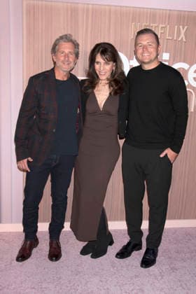 Aaron Ryder, Elaine Goldsmith-Thomas und Andrew Swett bei der Premiere des Netflix-Films Office Romance im Regal Union Square. New York, 02.06.2026 *** Aaron Ryder, Elaine Goldsmith Thomas and Andrew Swett at the premiere of the Netflix film Office Romance at Regal Union Square New York, 02 06 2026 Foto:xB.xHinex xFuturexImagex romance_6628