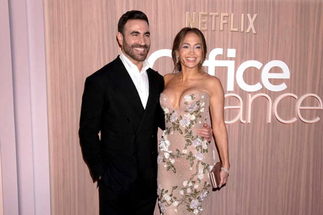 Brett Goldstein und Jennifer Lopez bei der Premiere des Netflix-Films Office Romance im Regal Union Square. New York, 02.06.2026 *** Brett Goldstein and Jennifer Lopez at the premiere of the Netflix movie Office Romance at Regal Union Square New York, 02 06 2026 Foto:xB.xHinex xFuturexImagex romance_6679