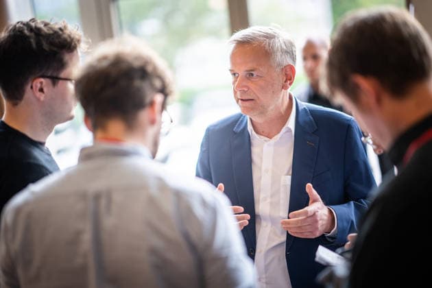 Leif-Erik Holm, Landesvorsitzender und Spitzenkandidat zur Landtagswahl. vor Beginn des Landesparteitags im Gespräch mit Journalisten;Landesparteitag AfD Mecklenburg-Vorpommern in Grimmen, Grimmen Mecklenburg-Vorpommern Deutschland Kulturhaus Treffpunkt Europas *** Leif Erik Holm, state chairman and top candidate for the state parliamentary elections in conversation with journalists before the start of the state party conference AfD Mecklenburg-Vorpommern state party conference in Grimmen, Grimmen Mecklenburg-Vorpommern Germany Kulturhaus Treffpunkt Europas