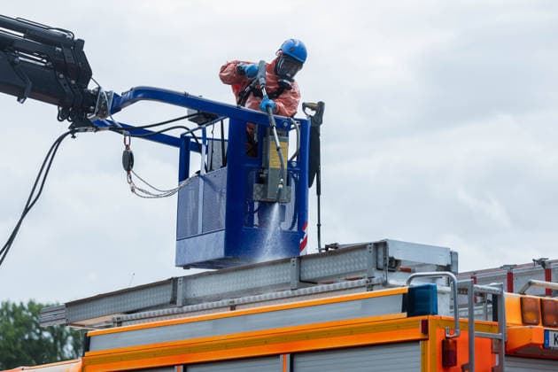 resConEx 2026 am 03.06.2026 im RheinEnergieStadion in Köln Dekontamination eines Fahrzeugs LKWs Ein Mitarbeiter des THW besprüht ein Fahrzeug *** resConEx 2026 on 03 06 2026 at the RheinEnergieStadion in Cologne Decontamination of a vehicle truck A THW employee sprays a vehicle xJRx