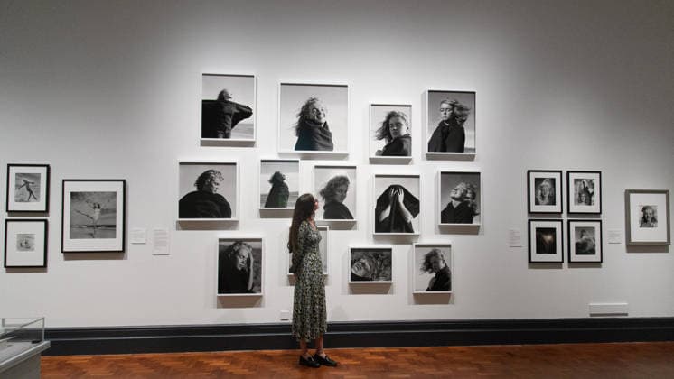 Marilyn Monroe: A Portrait Photo Call at National Portrait Gallery, London, UK - 3 June 2026 A staff member views Marilyn Monroe (1946) By Andre De Dienes as part of The National Portrait Gallery s Marilyn Monroe: A Portrait Exhibition which runs from 4th June 2026 - 6th September 2026 at National Portrait Gallery in London, England, UK on Wednesday 3 June, 2026., Credit:Justin Ng Avalon UK, England, London, National Portrait Gallery  Copyright: xJustinxNgx xAvalonx 1107489242