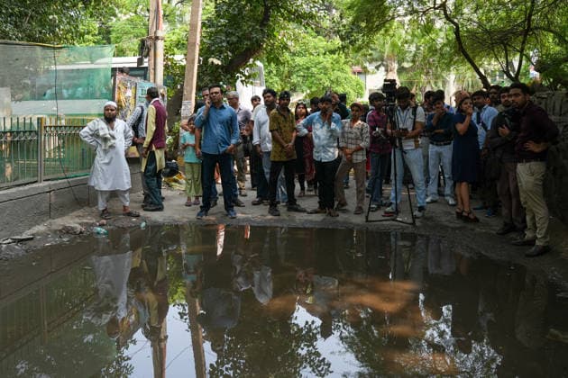 Deadly hotel fire claims 21 lives in New Delhi NEW DELHI, INDIA – JUNE 03: Local residents gather outside a building after a fire swept through a hotel in New Delhi, India, on June 3, 2026. According to police, the blaze claimed at least 21 lives, making it one of the deadliest fire incidents reported in the Indian capital in recent years. Amarjeet Kumar Singh Anadolu New Delhi India. Editorial use only. Please get in touch for any other usage.  Copyright: x2026xAnadoluxAmarjeetxKumarxSinghx