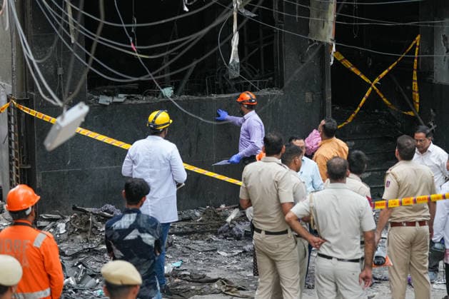 Deadly hotel fire claims 21 lives in New Delhi NEW DELHI, INDIA – JUNE 03: Members of a forensic investigation team examine the scene after a devastating fire swept through a hotel in New Delhi, India, on June 3, 2026. The blaze claimed the lives of at least 21 people, according to police, making it one of the most fatal fire incidents reported in the Indian capital in recent years. Amarjeet Kumar Singh Anadolu New Delhi India. Editorial use only. Please get in touch for any other usage.  Copyright: x2026xAnadoluxAmarjeetxKumarxSinghx