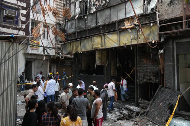 Deadly hotel fire claims 21 lives in New Delhi NEW DELHI, INDIA – JUNE 03: Members of a forensic investigation team examine the scene after a devastating fire swept through a hotel in New Delhi, India, on June 3, 2026. The blaze claimed the lives of at least 21 people, according to police, making it one of the most fatal fire incidents reported in the Indian capital in recent years. Amarjeet Kumar Singh Anadolu New Delhi India. Editorial use only. Please get in touch for any other usage.  Copyright: x2026xAnadoluxAmarjeetxKumarxSinghx