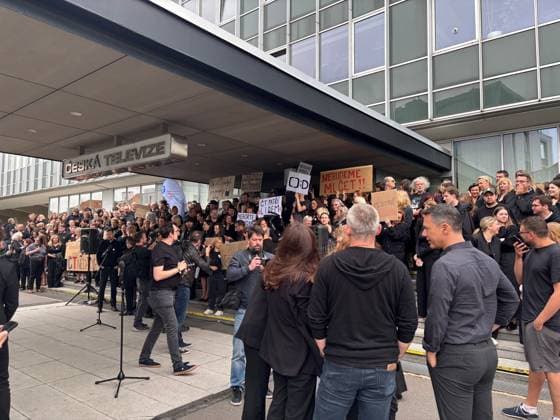 Hundreds of employees of Czech Television arrive at work dressed in black and gathered in front of the main building in Kavci Hory in protest against steps government coalition is taking in connection with planned changes to funding of public service media, Prague, Kavci Hory, June 3rd, 2026. (CTKxPhoto JanxSadilek) CTKPhotoP2026060305034  CTKPhotoP2026060305034