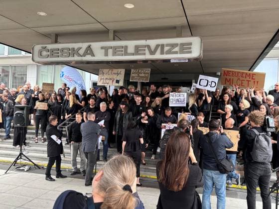 Hundreds of employees of Czech Television arrive at work dressed in black and gathered in front of the main building in Kavci Hory in protest against steps government coalition is taking in connection with planned changes to funding of public service media, Prague, Kavci Hory, June 3rd, 2026. (CTKxPhoto JanxSadilek) CTKPhotoP2026060305074  CTKPhotoP2026060305074