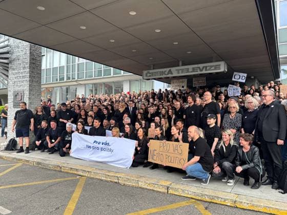 Hundreds of employees of Czech Television arrive at work dressed in black and gathered in front of the main building in Kavci Hory in protest against steps government coalition is taking in connection with planned changes to funding of public service media, Prague, Kavci Hory, June 3rd, 2026. (CTKxPhoto JanxSadilek) CTKPhotoP2026060305107  CTKPhotoP2026060305107