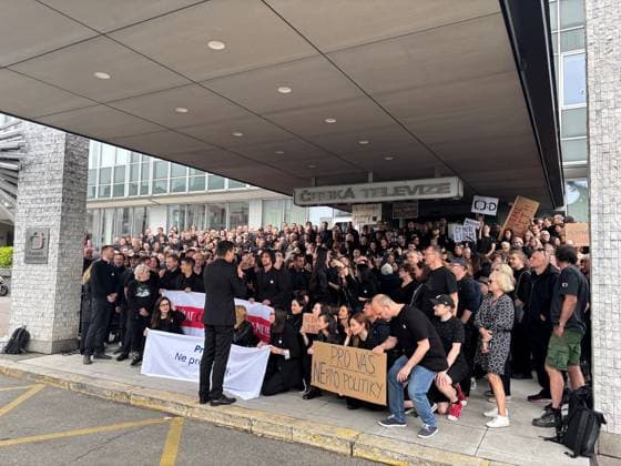 Hundreds of employees of Czech Television arrive at work dressed in black and gathered in front of the main building in Kavci Hory in protest against steps government coalition is taking in connection with planned changes to funding of public service media, Prague, Kavci Hory, June 3rd, 2026. (CTKxPhoto JanxSadilek) CTKPhotoP2026060305109  CTKPhotoP2026060305109