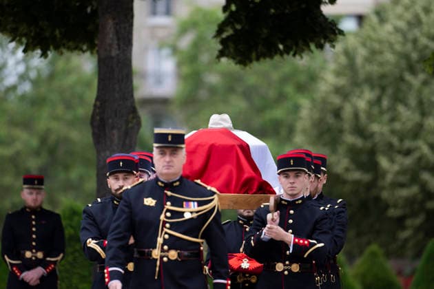 National Tribute To Late French Philosopher And Sociologist Edgar Morin - Paris Republican Guards carry the coffin during a national tribute to late French philosopher and sociologist Edgar Morin at the Hotel des Invalides in Paris on June 2, 2026. Edgar Morin has died at the age of 104, on May 29, 2026. Photo by Eliot Blondet ABACAPRESS.COM Paris France France  Copyright: xBlondetxEliot ABACAx