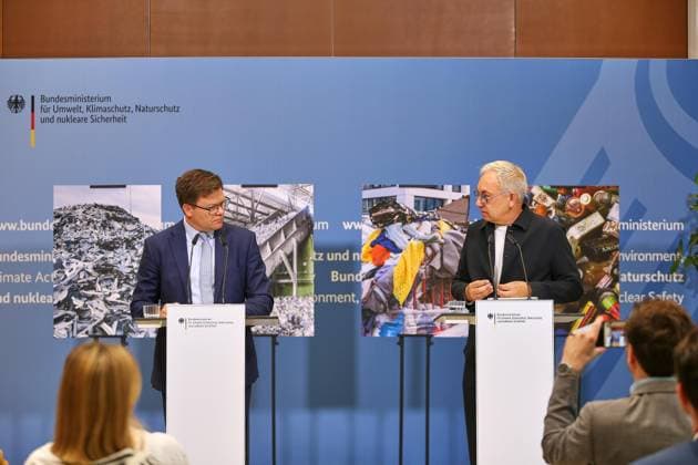 Berlin, Deutschland, 03.06.2026: Umweltministerium: Pressestatement: Aktionsprogramm Nationale Kreislaufwirtschaftsstrategie: Bundesminister für Umwelt, Klimaschutz, Naturschutz und nukleare Sicherheit Carsten Schneider (SPD) und Reiner Sojka, Gründer und Geschäftsführer, Accurec *** Berlin, Germany, 03 06 2026 Ministry of the Environment Press Statement Action Program National Circular Economy Strategy Federal Minister for the Environment, Climate Protection, Nature Conservation and Nuclear Safety Carsten Schneider SPD and Reiner Sojka, Founder and Managing Director, Accurec Copyright: xdtsxNachrichtenagenturx dts_121841
