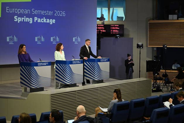 EU Commission Vice-President Minzatu and Commissioner Dombrovskis hold press conference BRUSSELS, BELGIUM - JUNE 03: European Commission Executive Vice-President for Social Rights, Skills, Quality Jobs and Preparedness Roxana Minzatu (C) and European Commissioner for Economy Valdis Dombrovskis (R) hold a joint press conference on the European Union s 2026 Spring Package in Brussels, Belgium, on June 3, 2026. Dursun Aydemir Anadolu Brussels Belgium. Editorial use only. Please get in touch for any other usage.  Copyright: x2026xAnadoluxDursunxAydemirx