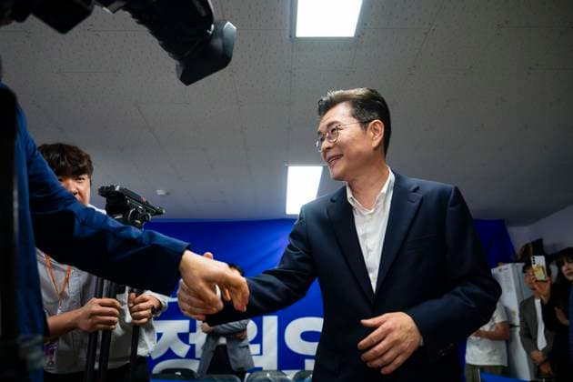 June 3, 2026, Seoul, South Korea: Seoul mayoral candidate Chong Won-o of the ruling Democratic Party of Korea greets reporters at his campaign office in Seoul, South Korea, as local elections are underway on Wednesday, June 3, 2026 Seoul South Korea  - ZUMAh163 20260603_znp_h163_011 Copyright: xJintakxHanx