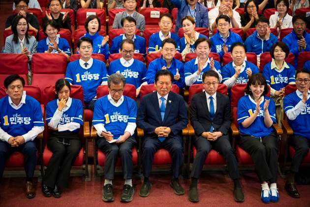 June 3, 2026, Seoul, South Korea: Members of the ruling Democratic Party of Korea, including party leader Jung Chung-rae, center, celebrate as exit poll results predict a landslide win for their party in the local elections, on Wednesday, June 3, 2026 at the National Assembly in Seoul, South Korea. Seoul South Korea  - ZUMAh163 20260603_znp_h163_015 Copyright: xJintakxHanx