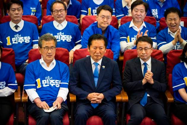 June 3, 2026, Seoul, South Korea: Members of the ruling Democratic Party of Korea, including party leader Jung Chung-rae, center, celebrate as exit poll results predict a landslide win for their party in the local elections, on Wednesday, June 3, 2026 at the National Assembly in Seoul, South Korea. Seoul South Korea  - ZUMAh163 20260603_znp_h163_016 Copyright: xJintakxHanx