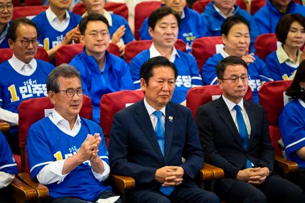 June 3, 2026, Seoul, South Korea: Members of the ruling Democratic Party of Korea, including party leader Jung Chung-rae, center, celebrate as exit poll results predict a landslide win for their party in the local elections, on Wednesday, June 3, 2026 at the National Assembly in Seoul, South Korea. Seoul South Korea  - ZUMAh163 20260603_znp_h163_018 Copyright: xJintakxHanx