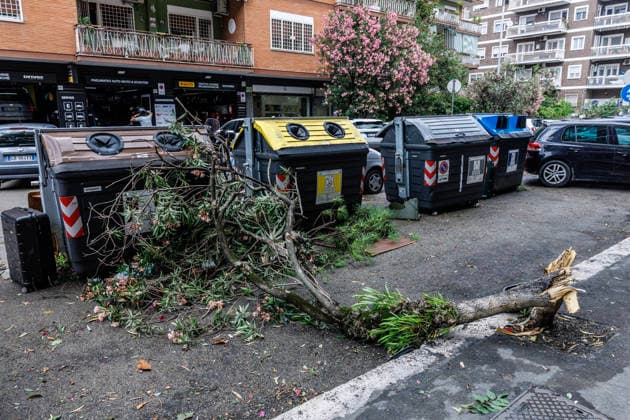 June 3, 2026, Rome, Italia, Italy: Storm damage following a waterspout in Rome s Prati Fiscali neighborhood, June 3, 2026 *** Local Caption *** Danni provocati dal maltempo dopo una tromba nel quartiere Prati Fiscali Roma, 03 06 2026 Rome Italy  - ZUMAa289 20260603_zia_a289_055 Copyright: xFrancescoxFotiax xAgfx