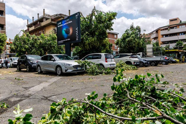 June 3, 2026, Rome, Italia, Italy: Storm damage following a waterspout in Rome s Prati Fiscali neighborhood, June 3, 2026 *** Local Caption *** Danni provocati dal maltempo dopo una tromba nel quartiere Prati Fiscali Roma, 03 06 2026 Rome Italy  - ZUMAa289 20260603_zia_a289_056 Copyright: xFrancescoxFotiax xAgfx