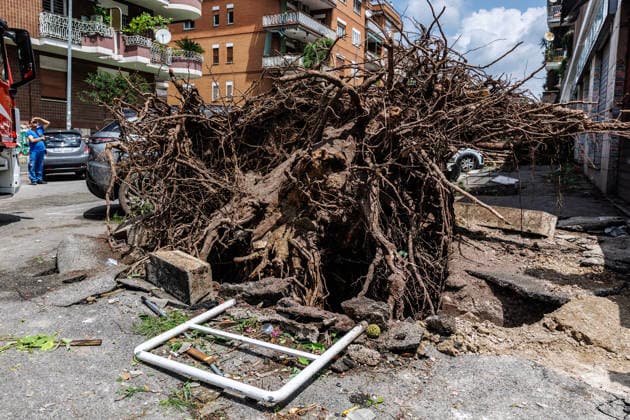 June 3, 2026, Rome, Italia, Italy: Storm damage following a waterspout in Rome s Prati Fiscali neighborhood, June 3, 2026 *** Local Caption *** Danni provocati dal maltempo dopo una tromba nel quartiere Prati Fiscali Roma, 03 06 2026 Rome Italy  - ZUMAa289 20260603_zia_a289_063 Copyright: xFrancescoxFotiax xAgfx