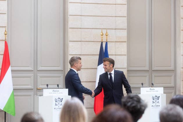 News Bilder des Tages French President Receives the Prime Minister of Hungary - Paris France s President Emmanuel Macron and Hungary s Prime Minister Peter Magyar during a joint press conference after a meeting at The Elysee Presidential Palace in Paris, France on June 3, 2026. Photo by Tiphaine Lebely Pool ABACAPRESS.COM Paris France  Copyright: xLebelyxTiphaine Pool ABACAx