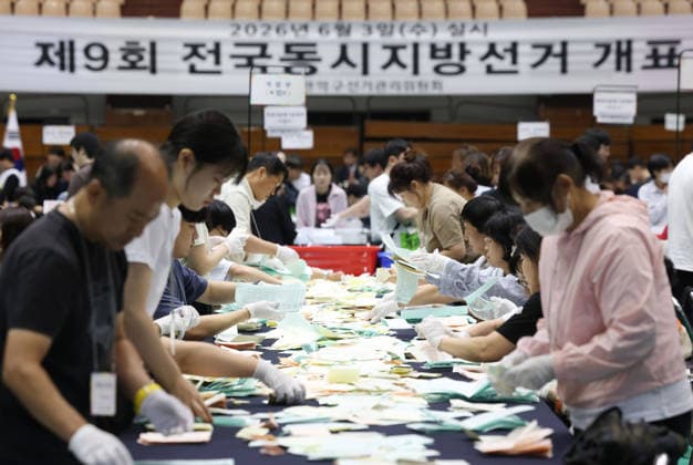 Ballot counting for local elections under way CR Ballot counting for local elections under way CR Election workers launch ballot counting in the local elections on June 3, 2026, at a counting center in Gwanak Ward in Seoul. 2026-06-03 22:27:19 < 1980-2026 YONHAPNEWS AGENCY. .> ¼­¿ïÆ¯º°½Ã EDITORIAL USE ONLY  Copyright: xx PYH2026060318040031500 YonhapxNewsx yonphotos252942