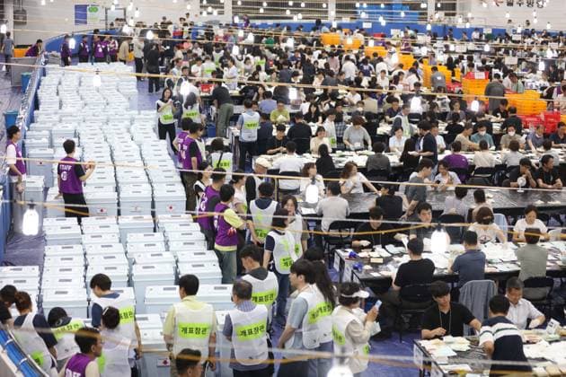 Ballot counting for local elections begins CR Ballot counting for local elections begins CR Election workers begin ballot counting in the local elections on June 3, 2026, at a counting center in Daegu, some 240 kilometers south of Seoul. (Yonhap) 2026-06-03 22:27:27 < 1980-2026 YONHAPNEWS AGENCY. .> ë±¸±¤¿ª½Ã EDITORIAL USE ONLY  Copyright: xx PYH2026060317880031500 YonhapxNewsx yonphotos252943