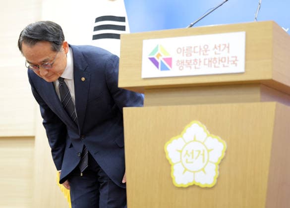 Public apology for ballot shortage in local elections Public apology for ballot shortage in local elections Heo Cheol-hoon, secretary general of the National Election Commission, issues a public apology after a shortage of ballot papers prompted the temporary suspension of voting in the local elections on June 3, 2026, at some polling stations in southern Seoul. (Yonhap) 2026-06-03 22:27:48 < 1980-2026 YONHAPNEWS AGENCY. .> °úo½Ã °æ±âµµ EDITORIAL USE ONLY  Copyright: xx PYH2026060318320031500 YonhapxNewsx yonphotos252945