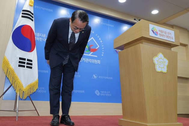 Public apology for ballot shortage in local elections Public apology for ballot shortage in local elections Heo Cheol-hoon, secretary general of the National Election Commission, issues a public apology after a shortage of ballot papers prompted the temporary suspension of voting in the local elections on June 3, 2026, at some polling stations in southern Seoul. (Yonhap) 2026-06-03 22:27:41 < 1980-2026 YONHAPNEWS AGENCY. .> ¼­¿ïÆ¯º°½Ã EDITORIAL USE ONLY  Copyright: xx PYH2026060318300031500 YonhapxNewsx yonphotos252946