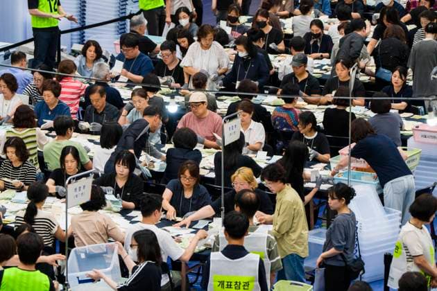 June 3, 2026, Seoul, South Korea: Poll workers count ballots after the conclusion of voting in South KoreaÃ¢â‚¬â ¢s local elections on Wednesday, June 3, 2026 in Seoul, South Korea. Seoul South Korea  - ZUMAh163 20260603_znp_h163_047 Copyright: xJintakxHanx