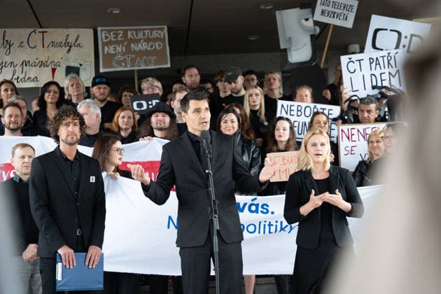 Hundreds of employees of Czech Television arrive at work dressed in black and gathered in front of the main building in Kavci Hory in protest against steps government coalition is taking in connection with planned changes to funding of public service media, Prague, Kavci Hory, June 3rd, 2026. (CTKxPhoto RichardxMundl) CTKPhotoF202606030012401  CTKPhotoF202606030012401