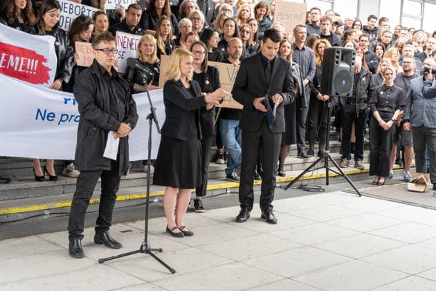 Hundreds of employees of Czech Television arrive at work dressed in black and gathered in front of the main building in Kavci Hory in protest against steps government coalition is taking in connection with planned changes to funding of public service media, Prague, Kavci Hory, June 3rd, 2026. (CTKxPhoto RichardxMundl) CTKPhotoF202606030013501  CTKPhotoF202606030013501