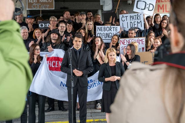 Hundreds of employees of Czech Television arrive at work dressed in black and gathered in front of the main building in Kavci Hory in protest against steps government coalition is taking in connection with planned changes to funding of public service media, Prague, Kavci Hory, June 3rd, 2026. (CTKxPhoto RichardxMundl) CTKPhotoF202606030014701  CTKPhotoF202606030014701