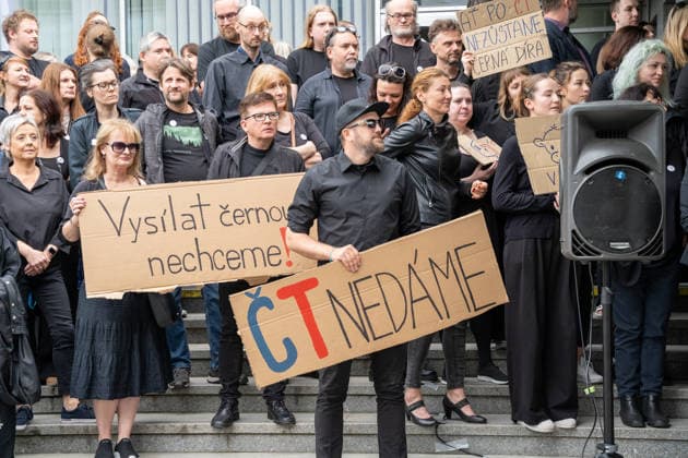Hundreds of employees of Czech Television arrive at work dressed in black and gathered in front of the main building in Kavci Hory in protest against steps government coalition is taking in connection with planned changes to funding of public service media, Prague, Kavci Hory, June 3rd, 2026. (CTKxPhoto RichardxMundl) CTKPhotoF202606030015201  CTKPhotoF202606030015201