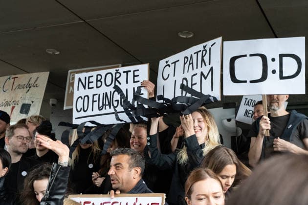 Hundreds of employees of Czech Television arrive at work dressed in black and gathered in front of the main building in Kavci Hory in protest against steps government coalition is taking in connection with planned changes to funding of public service media, Prague, Kavci Hory, June 3rd, 2026. (CTKxPhoto RichardxMundl) CTKPhotoF202606030015401  CTKPhotoF202606030015401